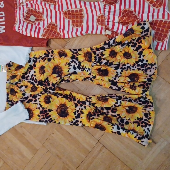 Girls bell bottem lot size 3t pants and tops - Picture 4 of 6